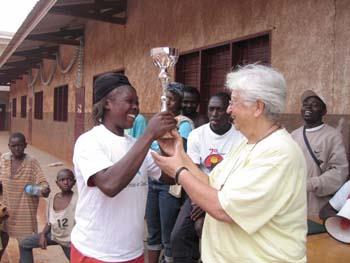 Entrega de trofeos tras el campeonato deportivo con las mamás del barrio