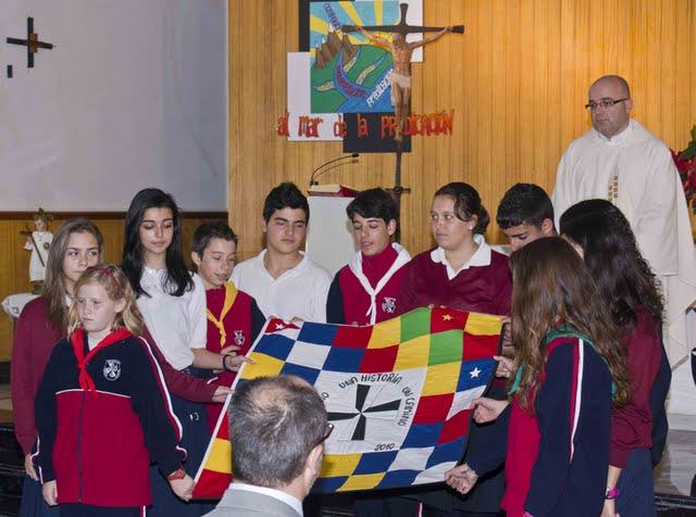 Los alumnos de LA LAguna hacen entrega de la Whipala a los del Colegio de La Palmita y, juntos, la presentan como ofrenda simbólica de toda la Congregación.