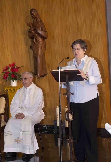 Tere Murillo, priora provincial, en el momento de la presentación de las ofrendas.