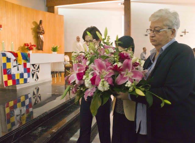 El Equipo General llevó hasta la tumba de la M. Pilar una ofrenda de flores, en nombre de todas las hermanas de la Congregación.