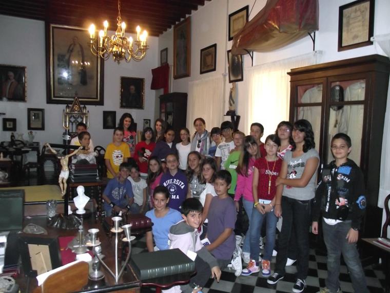 Alumnos de 6º de Primaria del Colegio de Vistabella, durante su visita al Museo del P. Cueto en el Colegio de San José