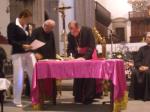 EL Sr. Obispo firma la documentación que acredita la finalización de la fase diocesana del Proceso e Beatificación del P. Cueto