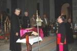 El Sr. Obispo ante los símbolos que representan al P. Cueto, su predecesor al frente de la Diócesis de Canarias