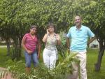 familia participante en la plantación de árboles