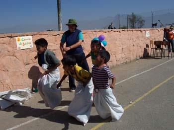 Carreras de sacos con los niños de San Miguel