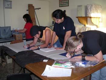 Voluntarias preparando material para las actividades